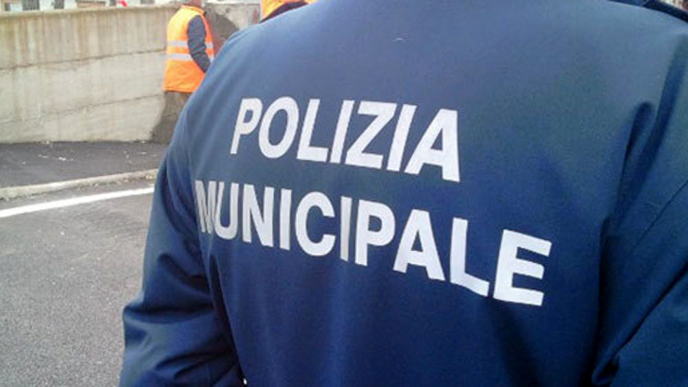 Napoli, Fuorigrotta: vigile urbano si suicida con pistola d’ordinanza