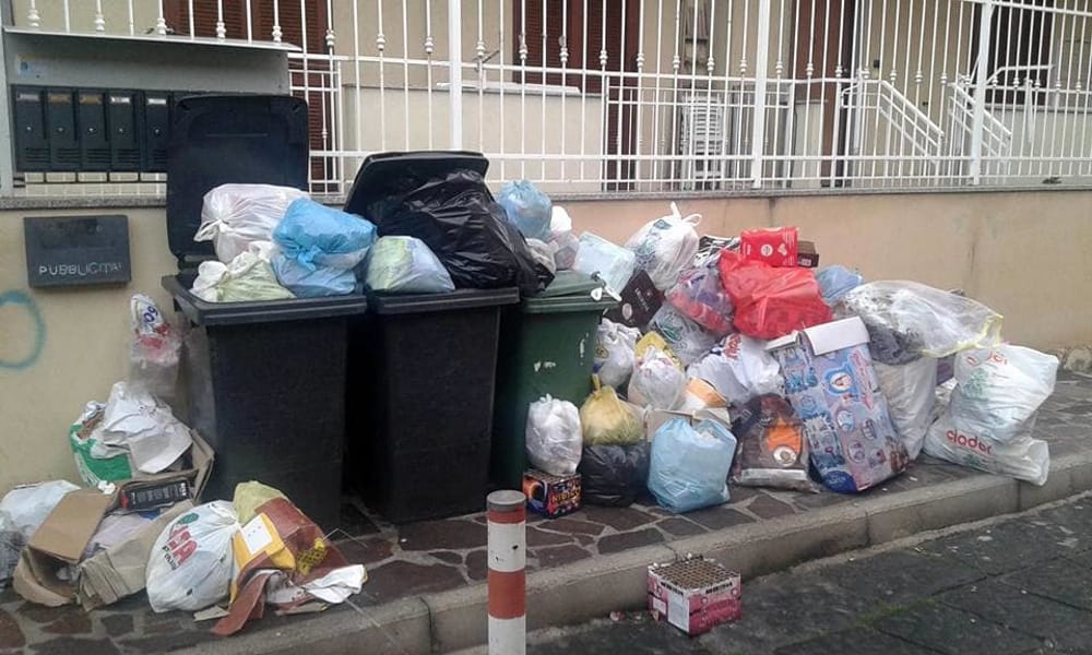 Isole ecologiche in tilt, rifiuti in strada a Napoli e Caserta