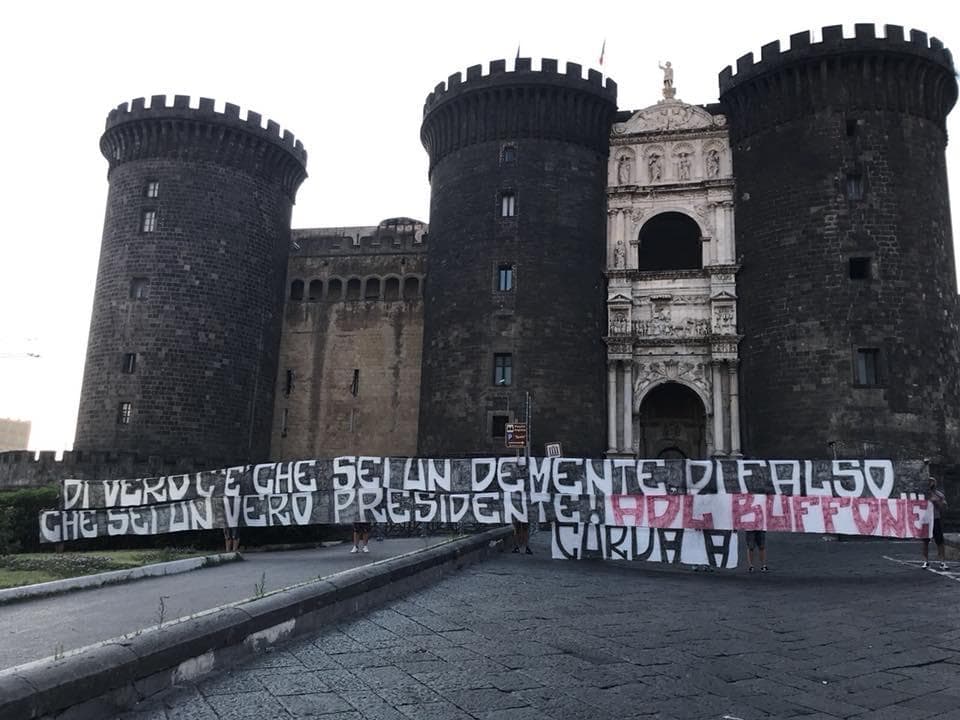 Calcio Napoli, Curva A contro De Laurentiis: striscioni in tutta la città