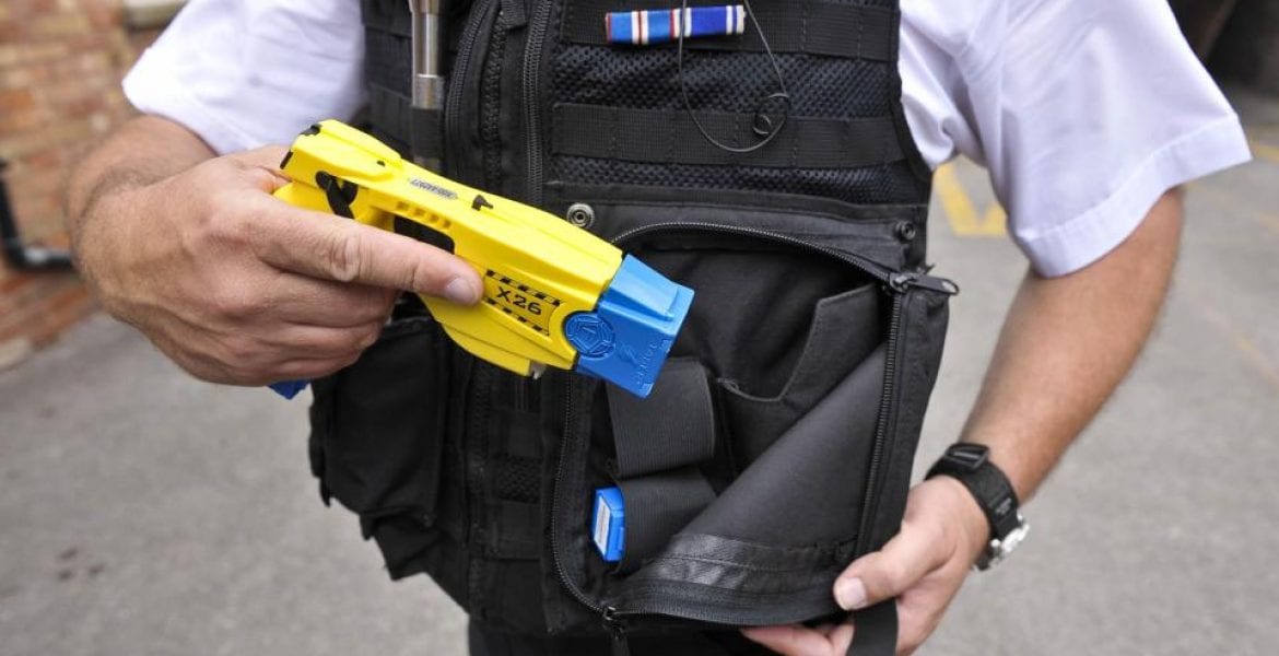 Sicurezza, ok a sperimentazione del taser: Napoli e Caserta tra le città pilota