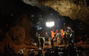 Thailandia, buone notizie: in salvo 8 ragazzi. I soccorsi riprenderanno domani Thailandia, ragazzi intrappolati scrivono a genitori: continuano le ricerche