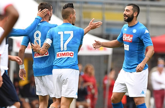 Primo impegno per il Calcio Napoli di Ancelotti contro una squadra di Lega Pro. Tra primo e secondo tempo in campo tutti gli azzurri. In evidenza Fabian Ruiz