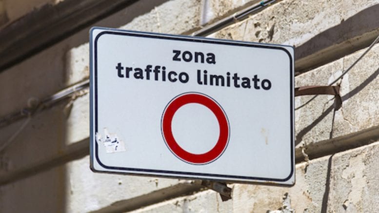 Napoli, Riva Fiorita: ambulanza bloccata da parcheggi selvaggi in Ztl