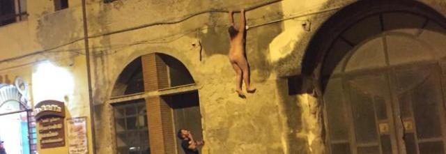 Salerno, si cala nuda dal balcone: fuggiva dal compagno