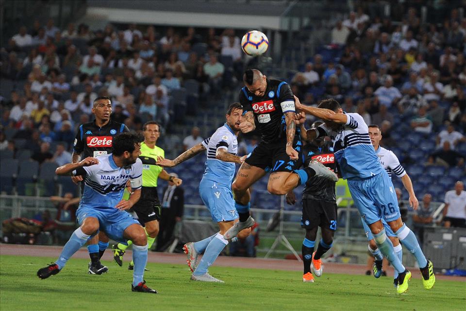 Calcio Napoli, gli azzurri vincono contro la Lazio: 1-2