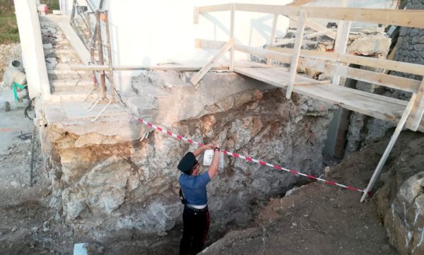 Anacapri, denunciate 6 persone per abusivismo in località Grotta Azzurra