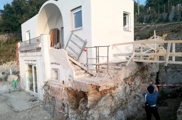 Anacapri, denunciate 6 persone per abusivismo in località Grotta Azzurra