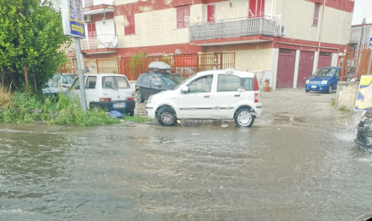 Maltempo, bomba d’acqua su Napoli e provincia: traffico in tilt