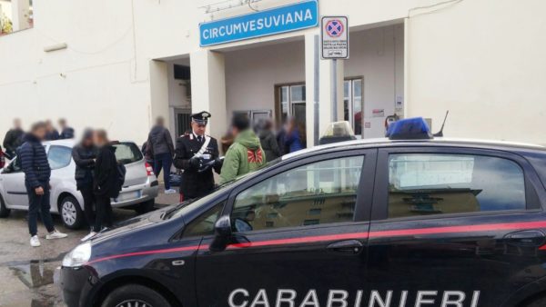 Napoli, Casoria: rubano le porte della circumvesuviana. Arrestati