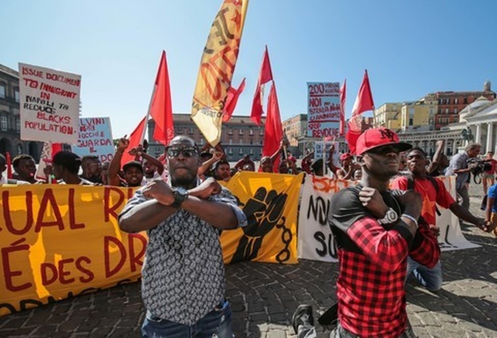 Migranti, sit-in a Napoli: “Nostro diritto rimanere