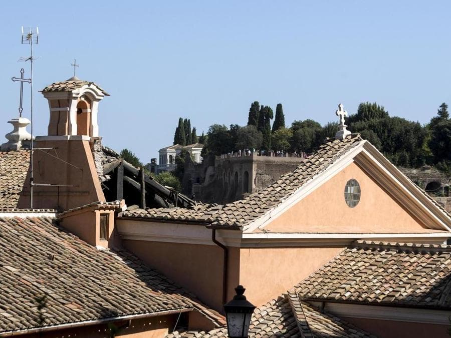 Roma, crolla tetto San Giuseppe dei Falegnami: nessun ferito