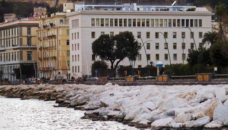 Napoli, Lungomare: 19enne accoltellata con violenza Napoli, Lungomare: 19enne accoltellata con violenza