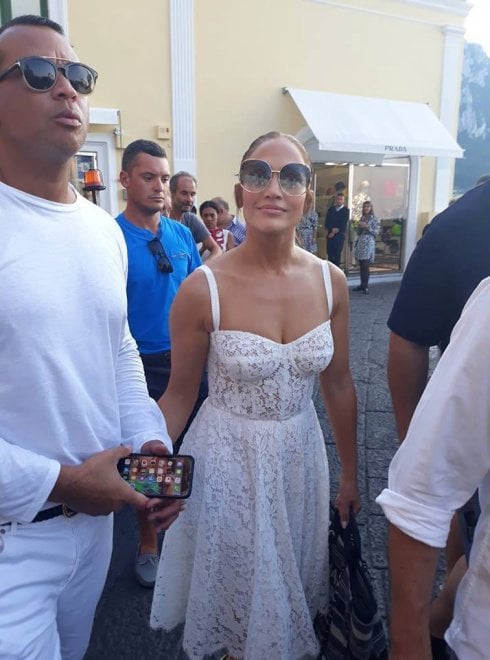 Jennifer Lopez, bagno di folla a Capri per la celebre artista 