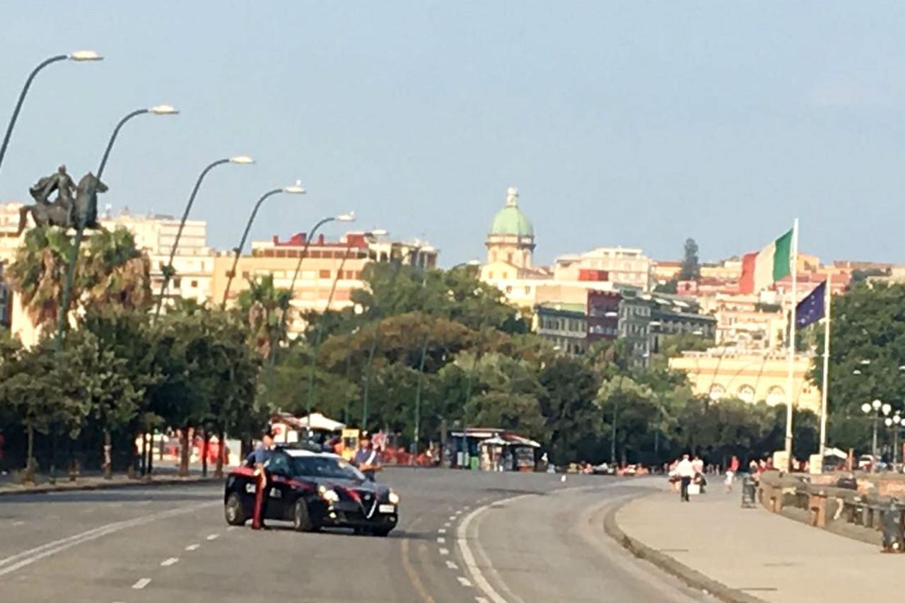 Napoli, Lungomare: 19enne accoltellata con violenza Napoli, Lungomare: 19enne accoltellata con violenza