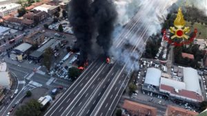 Incendio in tangenziale a Bologna, forse colpo di sonno dell'autista
