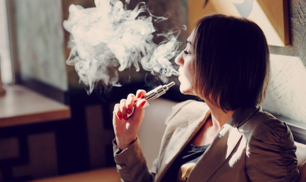 Sigarette Elettroniche, 'svapare' è una moda. Ma quali sono i rischi?