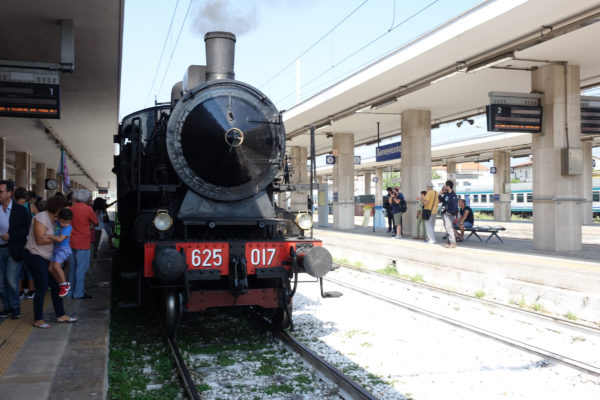 Pietrelcina, treno storico: la panchina di Padre Pio diventa un monumento