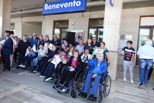 Pietrelcina, treno storico: la panchina di Padre Pio diventa un monumento