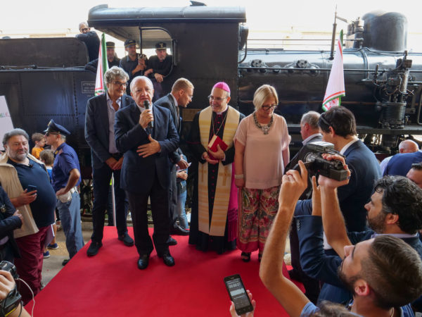 Pietrelcina, treno storico: la panchina di Padre Pio diventa un monumento