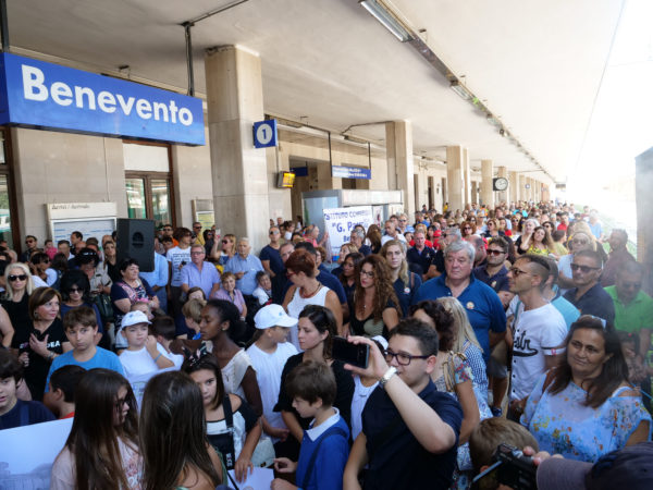 Pietrelcina, treno storico: la panchina di Padre Pio diventa un monumento
