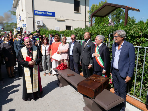 Pietrelcina, treno storico: la panchina di Padre Pio diventa un monumento