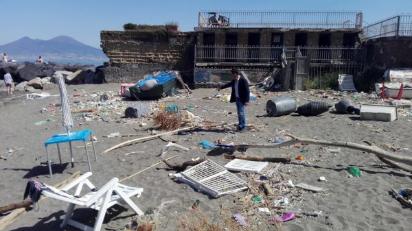 A Posillipo i volontari di Greenpeace hanno ripulito la baia di Riva Fiorita