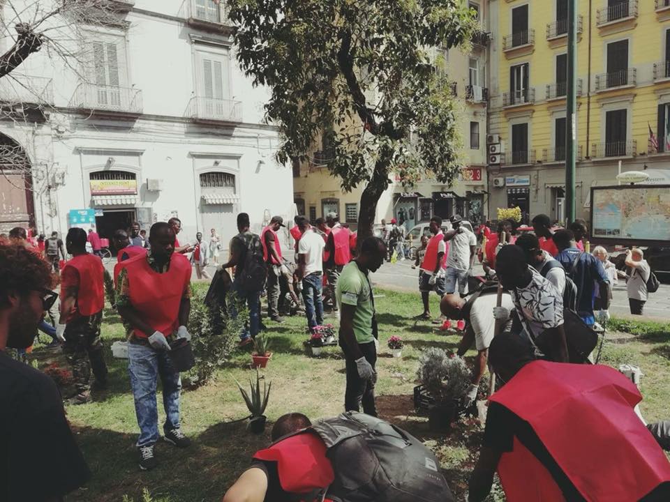 Napoli, Vasto: migranti puliscono piazza Principe Umberto
