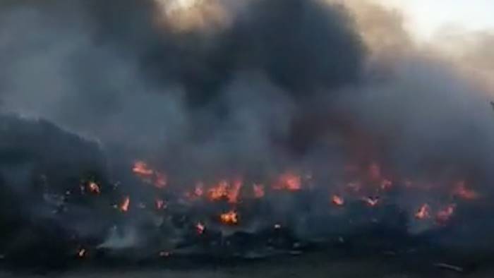 Terra dei Fuochi, incendio a Giugliano: Nube tossica verso Licola