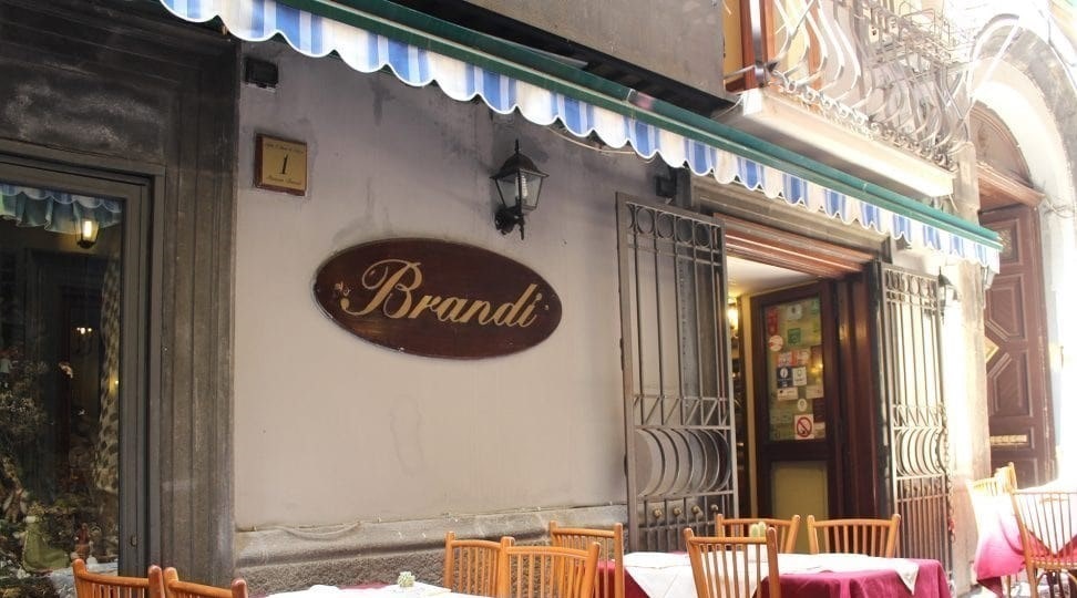 Napoli, pizzeria Brandi: rubati 600 euro e macchina fotografica