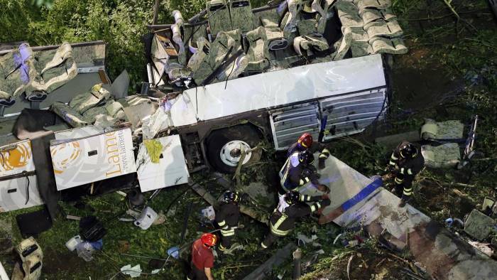 Bus giù da viadotto, super-perito accusa Autostrade: “Flop manutenzione”