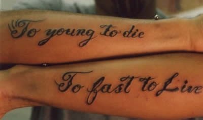 Tatuaggi, genitori in allarme: cosa rischiano gli adolescenti?