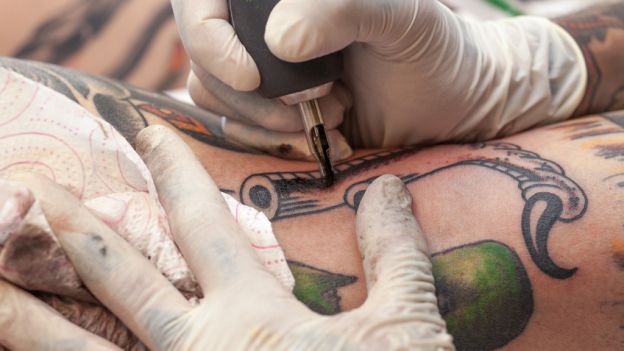 Tatuaggi, genitori in allarme: cosa rischiano gli adolescenti?