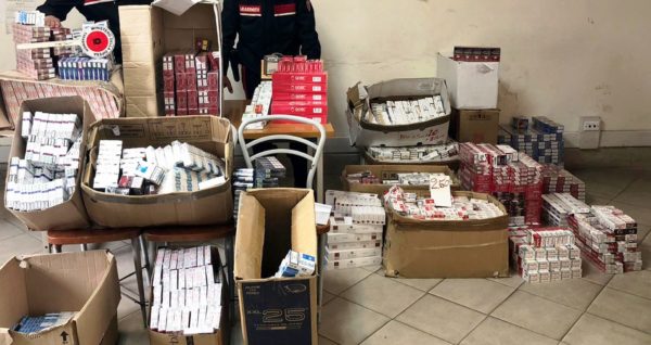 Napoli, San Lorenzo: blitz in un deposito, sequestrati 124 kg di sigarette