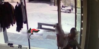 Napoli, Chiaia: 10 furti di abiti e oggetti di lusso con la nipotina in braccio