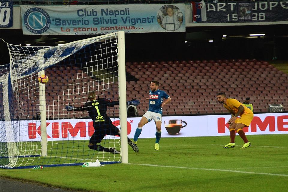 Calcio Napoli bloccato sull’1-1 dalla Roma al San Paolo Calcio Napoli bloccato sull’1-1 dalla Roma al San Paolo