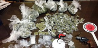 Napoli, San Giovanni a Teduccio, arresti, sequestri di armi, droga e scooter