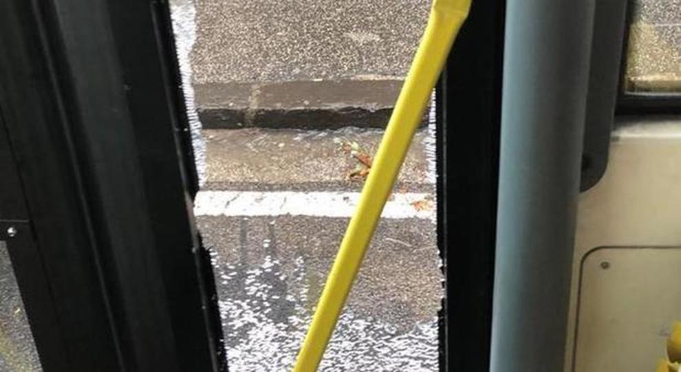 Lite nel traffico finisce a martellate: frantumato il vetro di un bus Anm