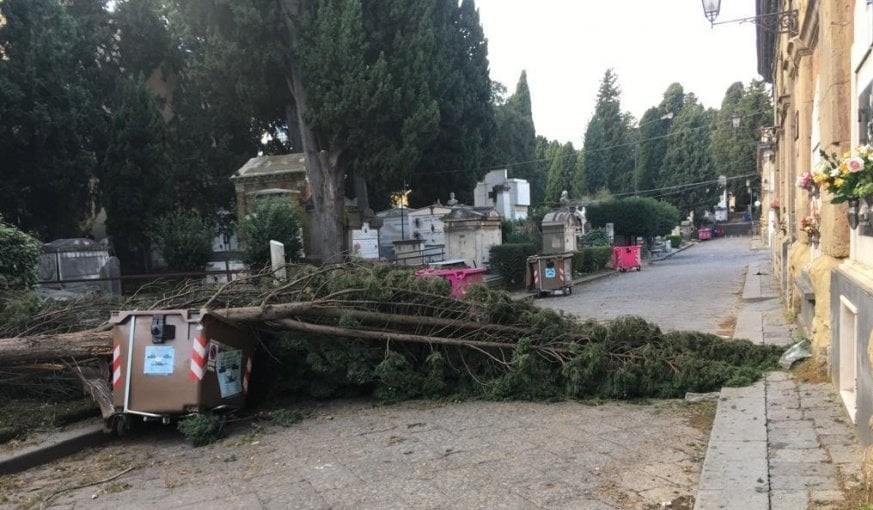 Maltempo a Napoli, chiuso il cimitero di Poggioreale