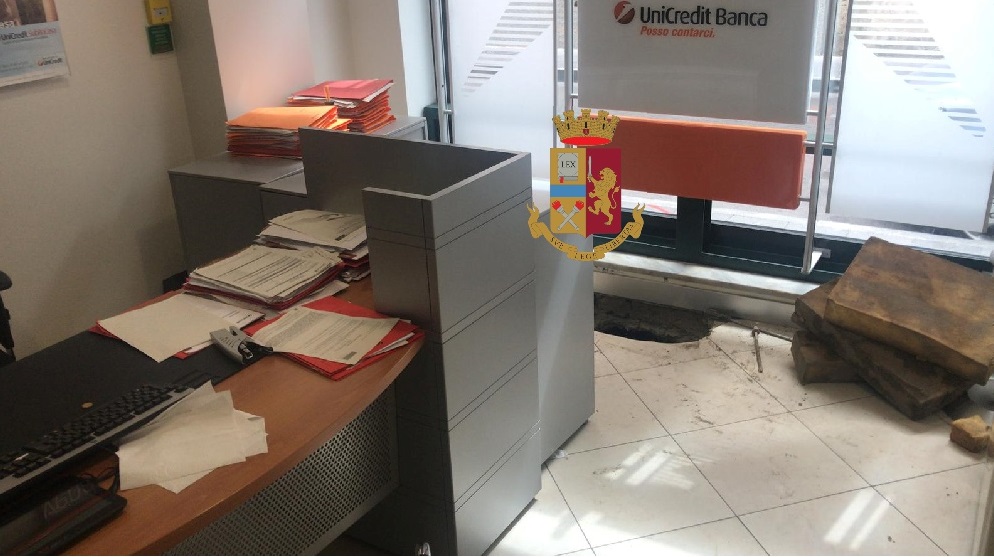 Napoli, sgominata la 'banda del buco': otto arresti Napoli, sgominata la 'banda del buco': otto arresti