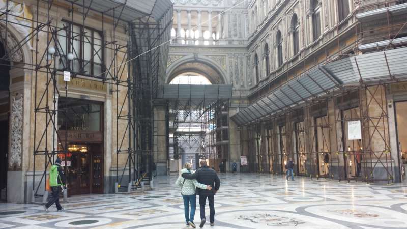 Napoli, nuovi crolli all’interno della Galleria Umberto