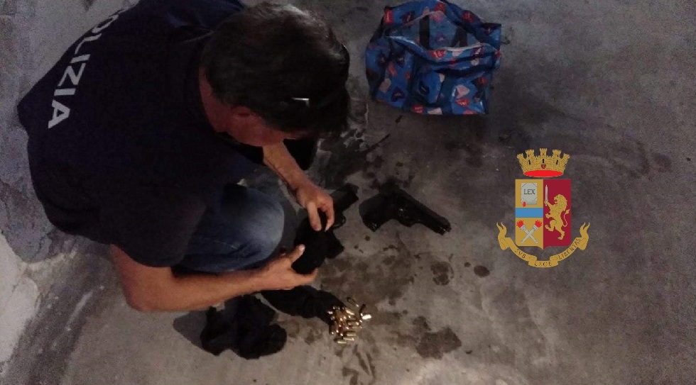 Napoli, Secondigliano: sequestrati 5 kg di droga, pistole e cartucce