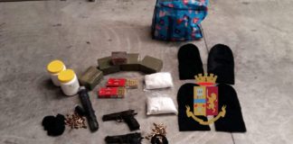 Napoli, Secondigliano: sequestrati 5 kg di droga, pistole e cartucce