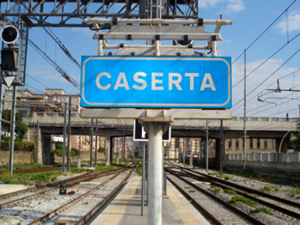 Tragedia a Caserta: carabiniere insegue un ladro e viene travolto dal treno