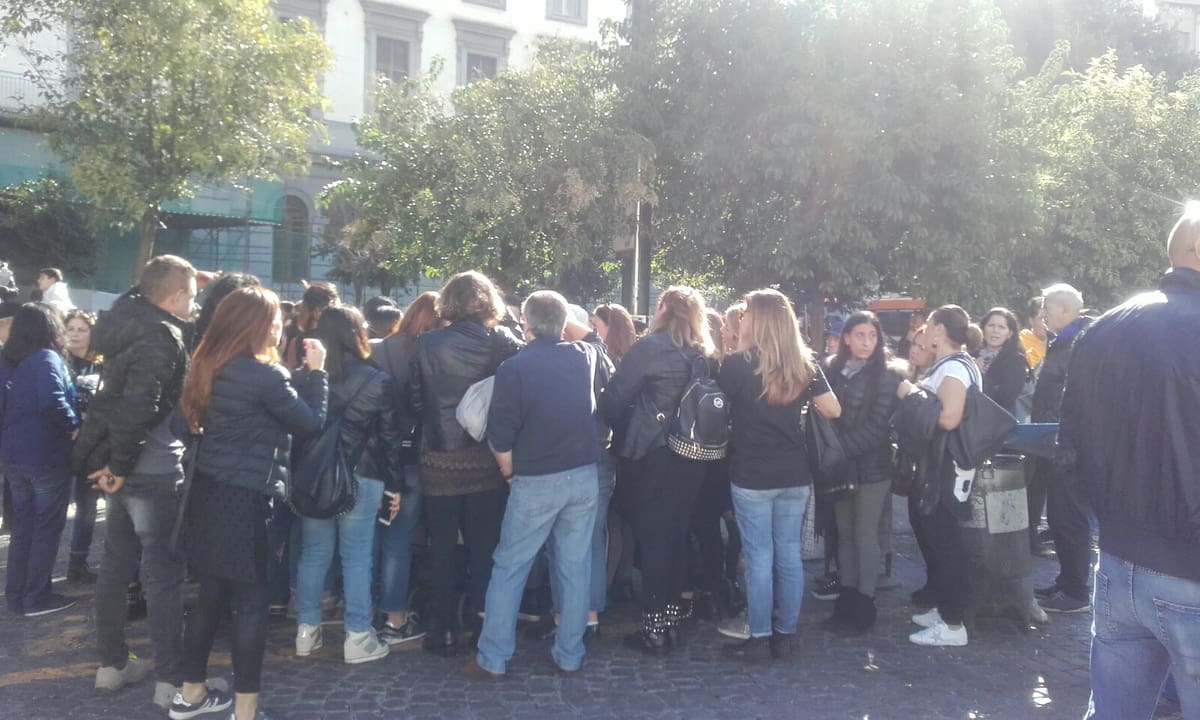 Scuola chiusa a Napoli da due settimane, la protesta delle mamme