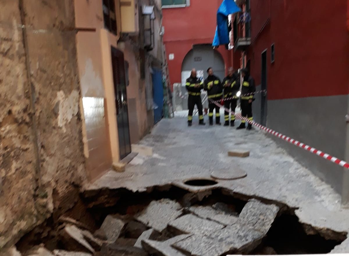 Napoli, voragine in via Ventaglieri. Sgomberate 40 famiglie