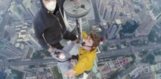 Selfie estremo: Precipita per scattarsi una foto da una gru alta 60 metri