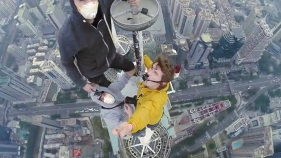 Selfie estremo: Precipita per scattarsi una foto da una gru alta 60 metri