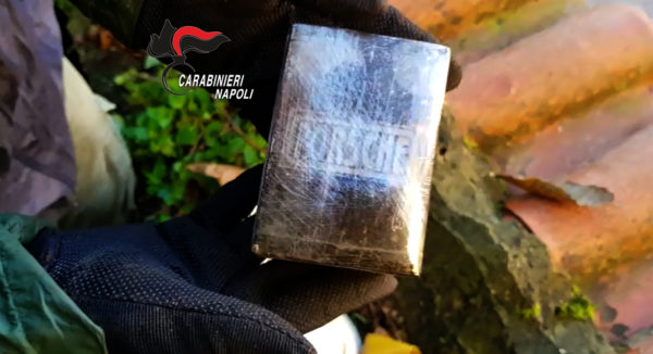 Cronaca di Napoli, Camaldoli: Carabinieri eseguono perquisizioni a tappeto per blocchi di edificio. Un arresto. Sequestrata droga nascosta in posti impensabili.