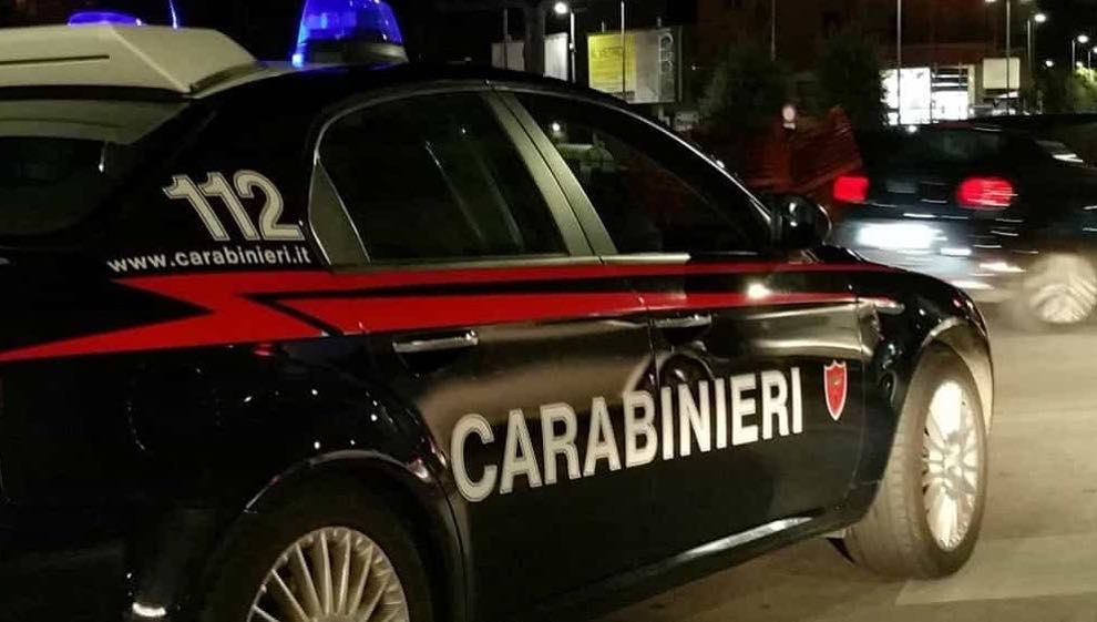 Giugliano in Campania: Per sfuggire ai carabinieri investe due ragazze. Arrestato 29enne