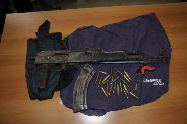 Caivano, Parco Verde: sequestrata la casa di lusso del boss, kalashnikov e droga